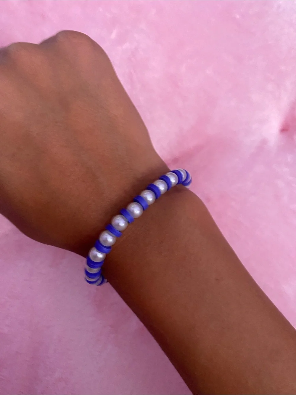 Blue beaded bracelet with pearls